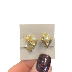 Avon “Eternal Luster” Goldtone and Pearl clip Earrings. NIB 1989